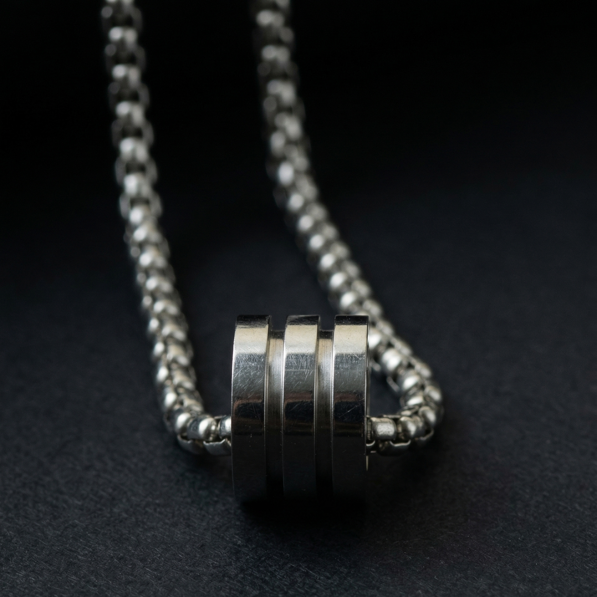 Vaara Noctis Loop Pendant