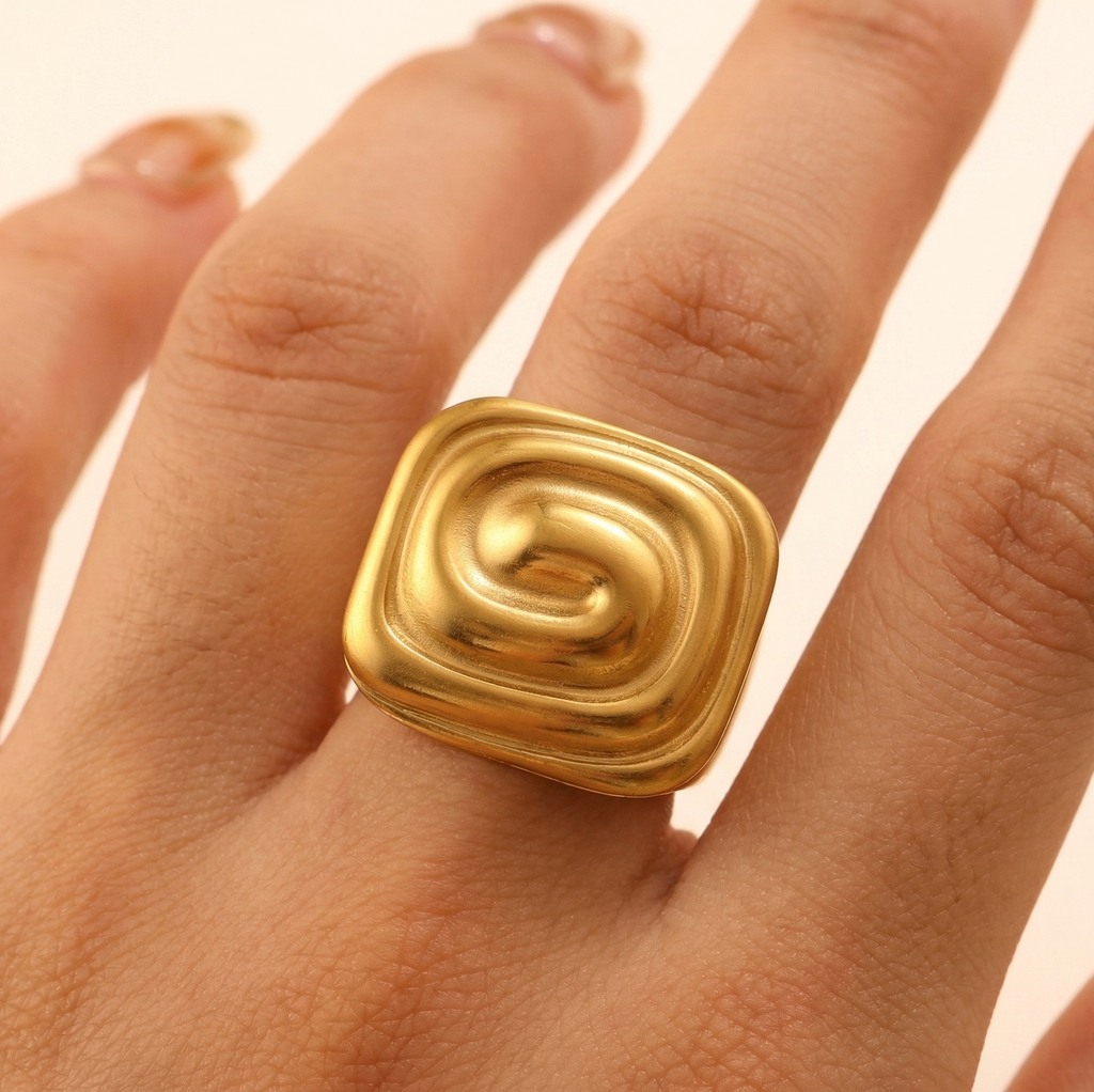 Vaara Gilded Form Ring