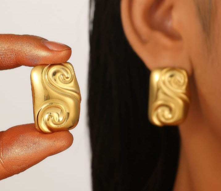 Vaara Infinity Curl Studs – minimal & symbolic